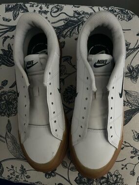 Nike court legacy lift Women 8.5 sneakers no laces.